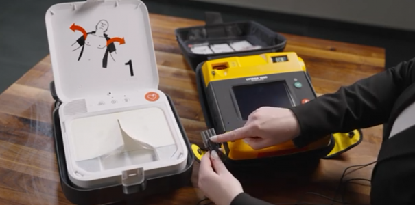Δείτε πως τα ηλεκτρόδια του LIFEPAK CR2 είναι συμβατά με του Απινιδωτή LIFEPAK 1000